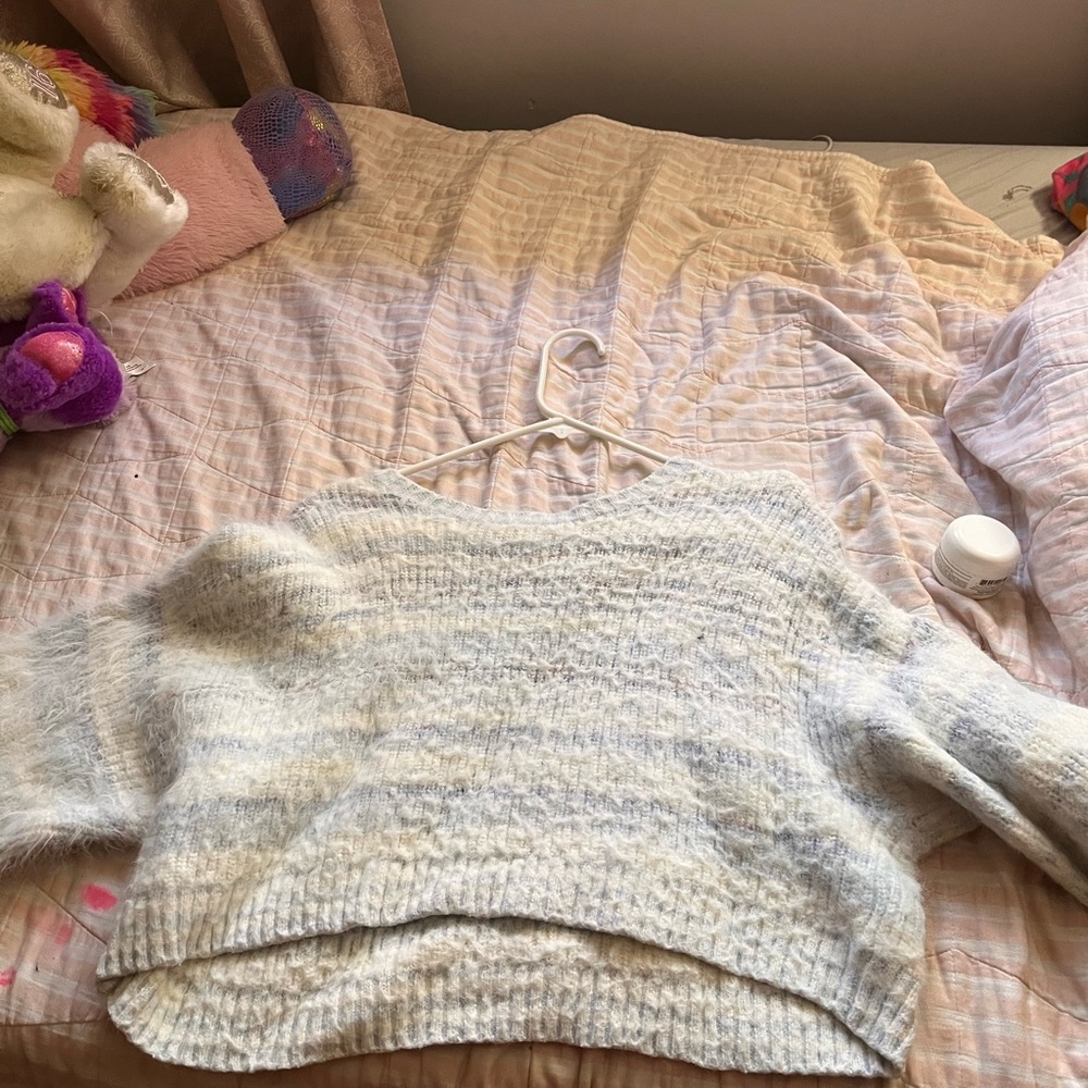 women’s cropped top sweater, size large